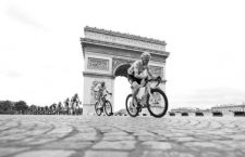 Team Sky's Chris Froome cycles past the Arc De Triomphe during the final stage of the Tour De France