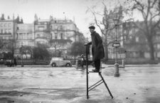 26th April 1936:  An orator waiting for a crowd to gather at Speaker's Corner in London's Hyde Park.  (Photo by Fox Photos/Getty Images)