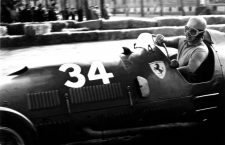 El piloto Alberto Ascari en su Ferrari 375
© LAPRESSE
06-04-1952 TURIN
GRAN PRIX VALENTINO
PILOT  ALBERTO ASCARI ON THE FERRARI 375.
BUSTA 152/6