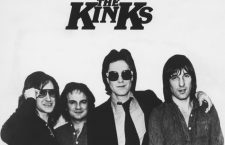 The Kinks, Dave Davies (l.), Ray Davies (center), ca. 1980s
