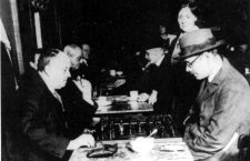 Pessoa (derecha) jugando al ajedrez con el ocultista Aleister Crowley (DP)