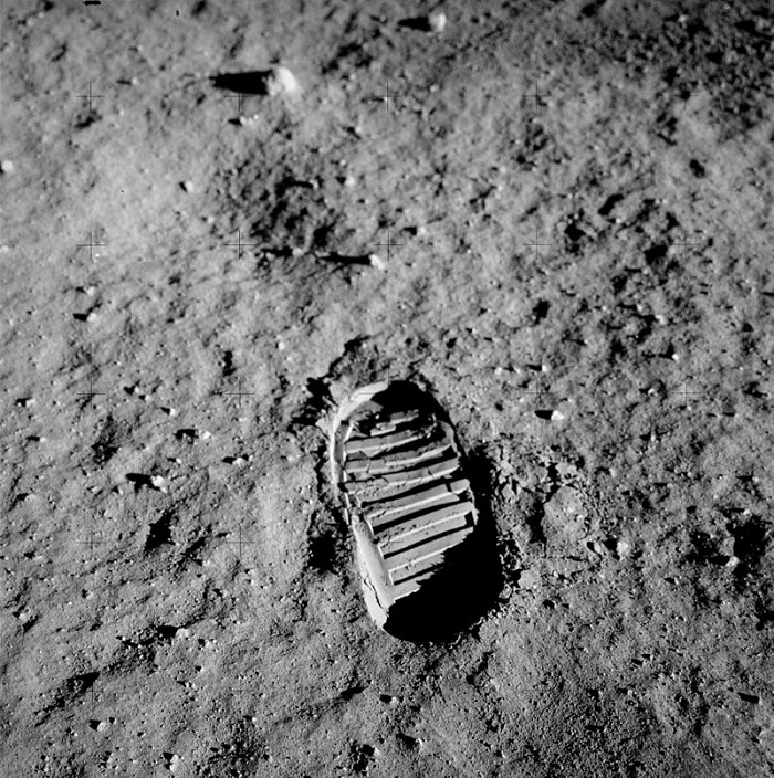 Breve historia del comérsela doblada 8 Apollo 11 bootprint