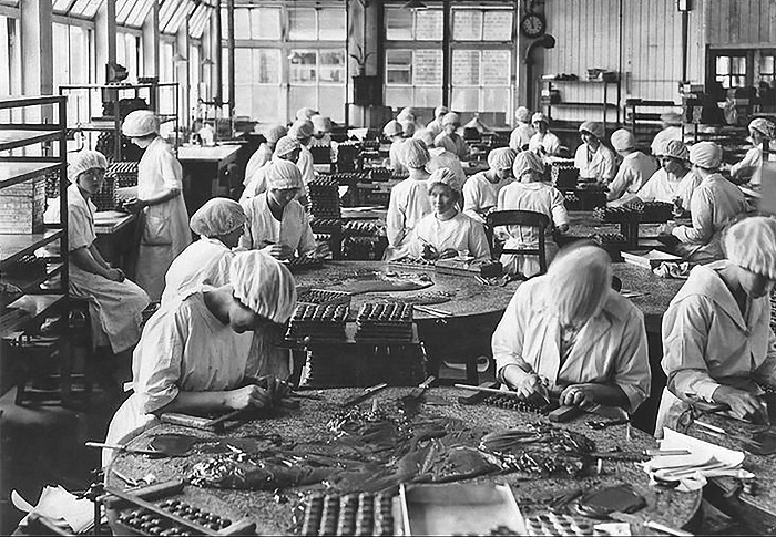 03. Trabajadoras de la fábrica de chocolate Cadbury. Mitad de los años treinta.