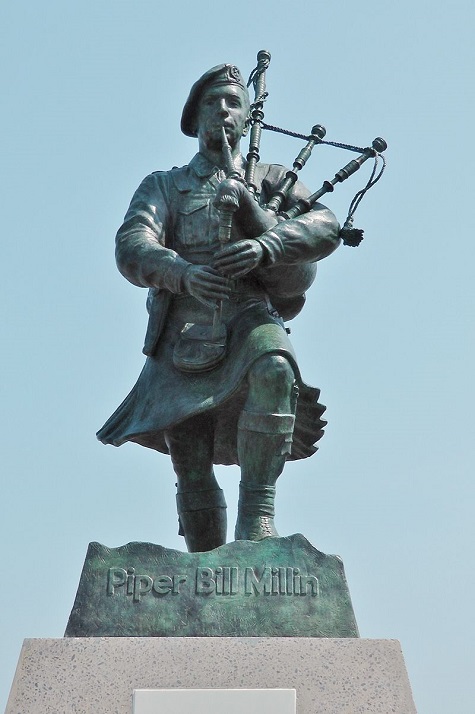 Compendio de héroes de guerra extraordinarios (I) 3 800px Piper Bill Millin Statue at Sword beach