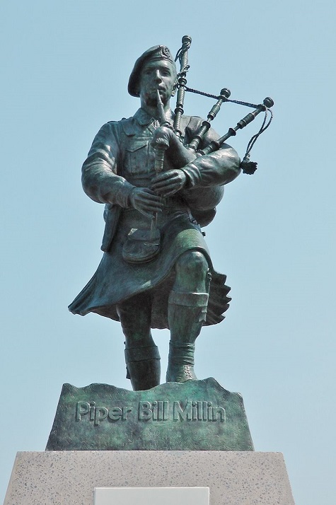 800px Piper Bill Millin Statue at Sword beach