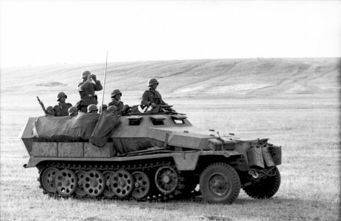 Bundesarchiv Bild 101I 217 0493 31 Russland Süd Schützenpanzerwagen result