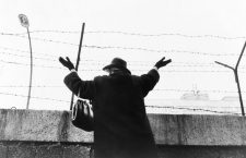 Una mujer, sobre el muro de Berlín, saluda sus familiares en Berlín-Este, 1961.