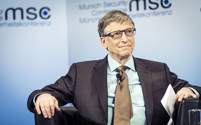 Breve historia del comérsela doblada (y II) 9 800px Bill Gates MSC 2017 result
