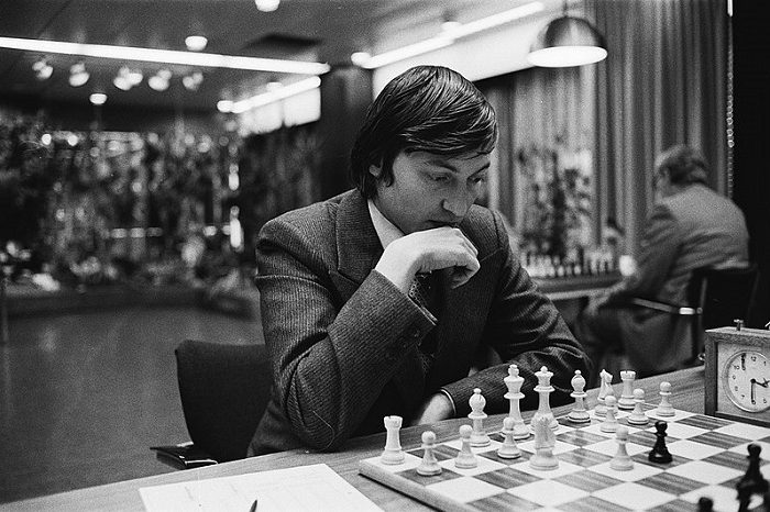 Elogio de la mesa 1 800px 1e Ronde Anatoli Karpov in aktie Bestanddeelnr 930 5222 e1558018537542