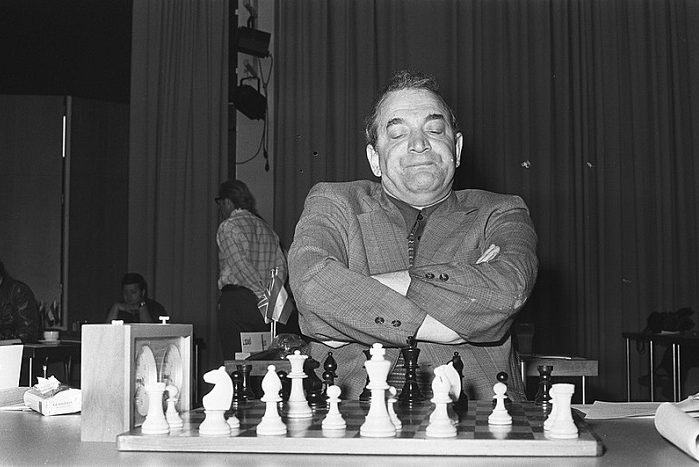 Elogio de la mesa 3 800px IBM schaaktoernooi Kortsjnoj in aktie kop Bestanddeelnr 928 6983 e1558018435910