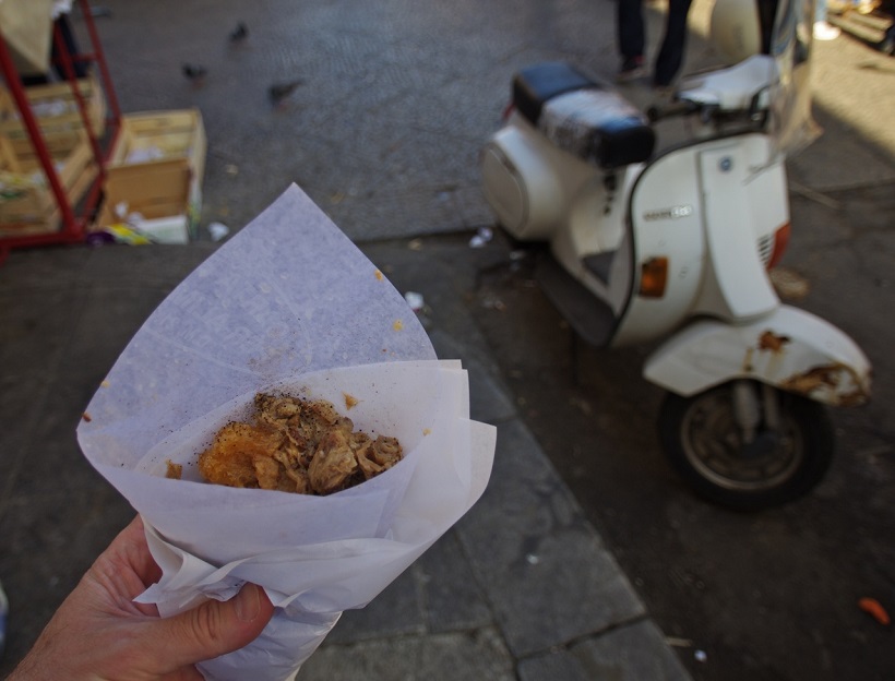 Milza, arancini y otros milagros de la antidieta siciliana 1 Frittola Vespa in Ballaro market Palermo