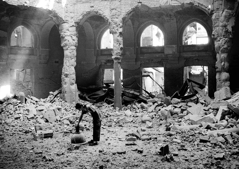 Un hombre lee en Sarajevo 1 oie 1916486MjohBlUSbn