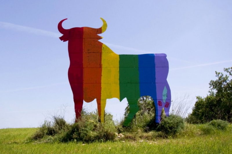 El toro ha sido pintado con la bandera gay