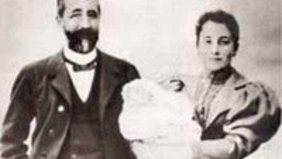 Nicolás Franco Salgado Araújo y María del Pilar Bahamonde Pardo de Andrade con su pequeño futuro genocida en brazos DP.
