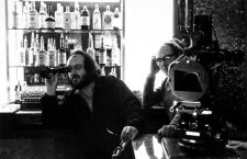 Stanley Kubrick sur le plateau du film Shining en 1980 - Director Stanley Kubrick looks through lens on the set of THE SHINING, 1980