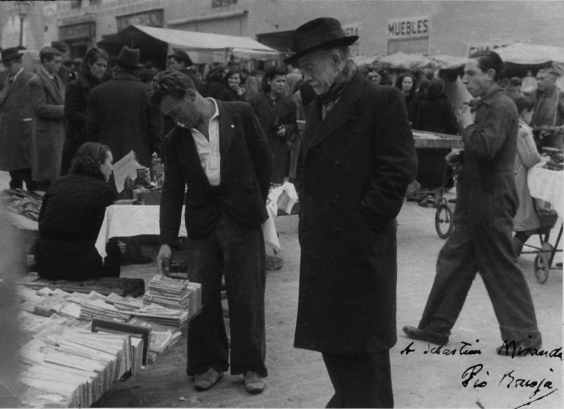 1950 Pío Baroja curioseando en El Rastro madrileño. La fotografía está dedicada a Sebastián Miranda. ABC e1571996014164