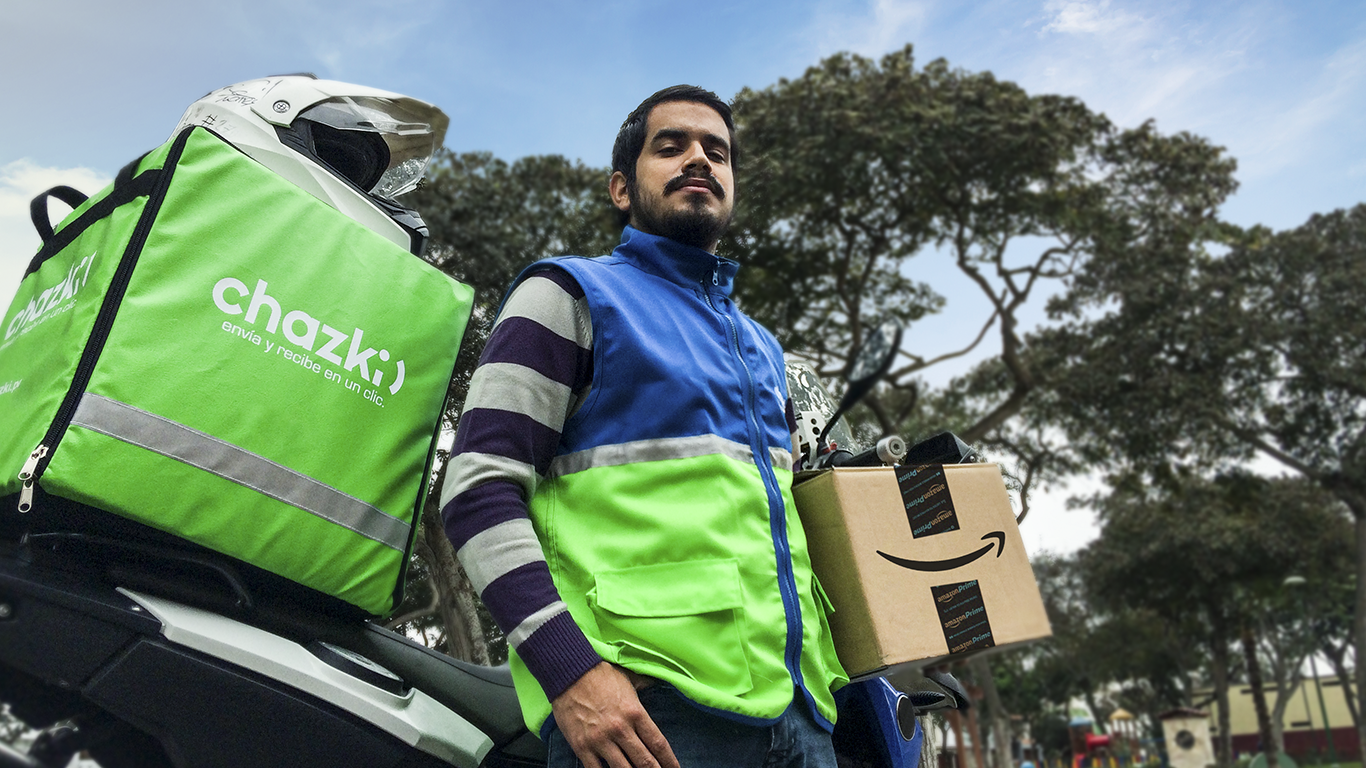 Futuro Imperfecto #3: ¿Navidad en El Corte Inglés o en Amazon? 3 Chazki entregando paquete Amazon