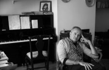 Alfonso Vilallonga, cantante y compositor, fotografiado en su casa de Barcelona durante la entrevista a "Jot Down". Foto David Airob