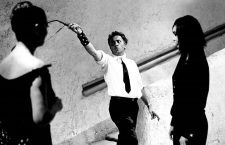 Federico Fellini indiquant une scene a Barbara Steele et Rosella Falk sur le plateau du film "Huit et demi" en 1962  ---  Federico Fellini directing Barbara Steele and Rosella Falk on set of film "Otto e mezzo" (Eight and a Half) in 1962 *** Local Caption *** Federico Fellini directing Barbara Steele and Rosella Falk on set of film "Otto e mezzo" (Eight and a Half) in 1962