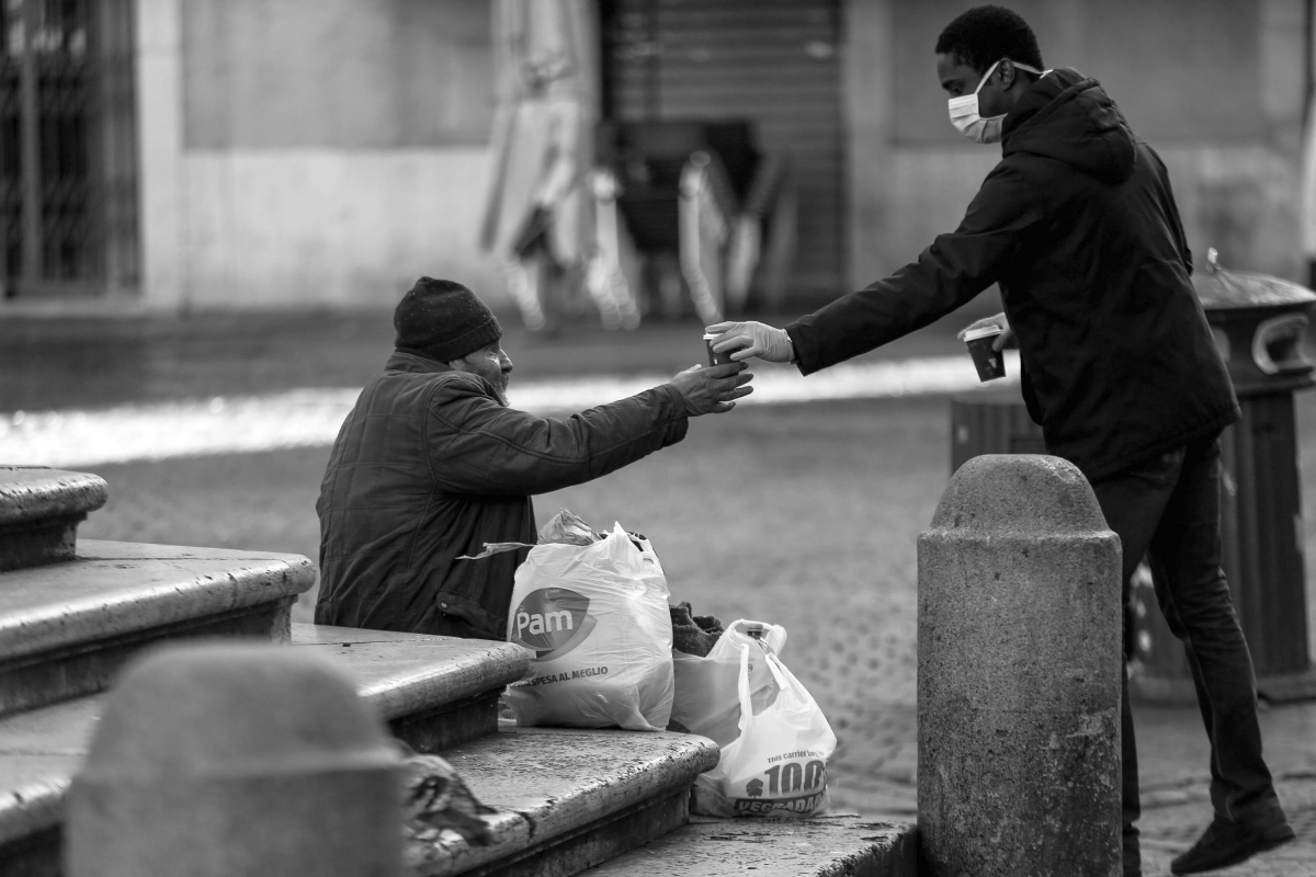 Emergenza Coronavirus a Roma, distribuzione di cibo ai senzatetto a Santa Maria in Trastevere
