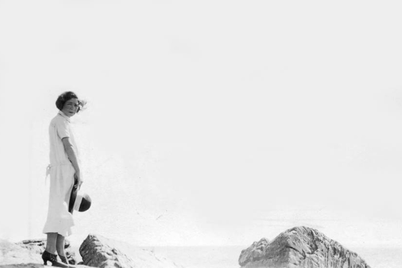 Conversaciones con suicidas 1 Alfonsina Storni en Mar del Plata 1925. Archivo General de la Nacion