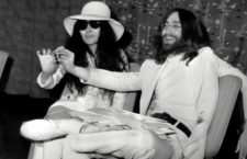Beatle John Lennon and wife Yoko Ono after arriving at London Heathrow airport. They had been staying in bed for a week at the Hilton Hotel, Amsterdam as a protest against world violence. They are each holding a small acorn which they announced they are sending to each of the world's leaders, to ask them to plant them for peace. 1st April 1969
John Lennon y Yoko Ono mostrando una bellota que van a mandar a los lideres mundiales para que las planten en sus paises como simbolo de la paz