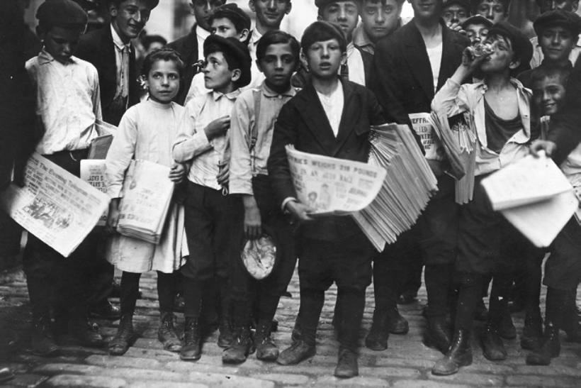 Newsboys a punto de repartir el periódico de la tarde New York City 1910. Fotografía Lewis Hine The U.S. National Archives.