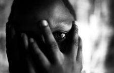 Una mujer congoleña, víctima de violación en grupo, posa en las instalaciones de la ONG Heal Africa en Ndosho, República

Democrática del Congo, 2006. Fotografía: Per-Anders Pettersson / Getty.