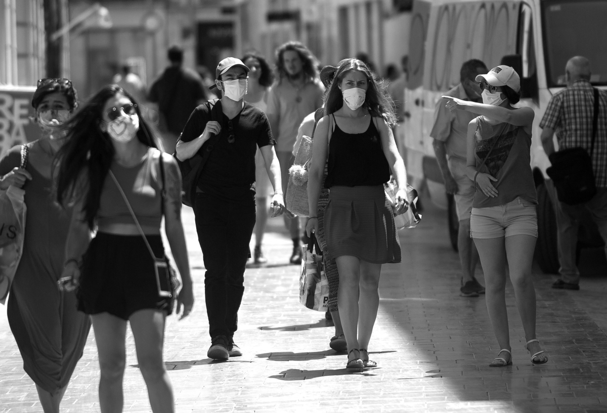 Personas con mascarilla en Malaga tras el anuncio de que será obligatorio su uso en toda Andalucia a partir del miercoles