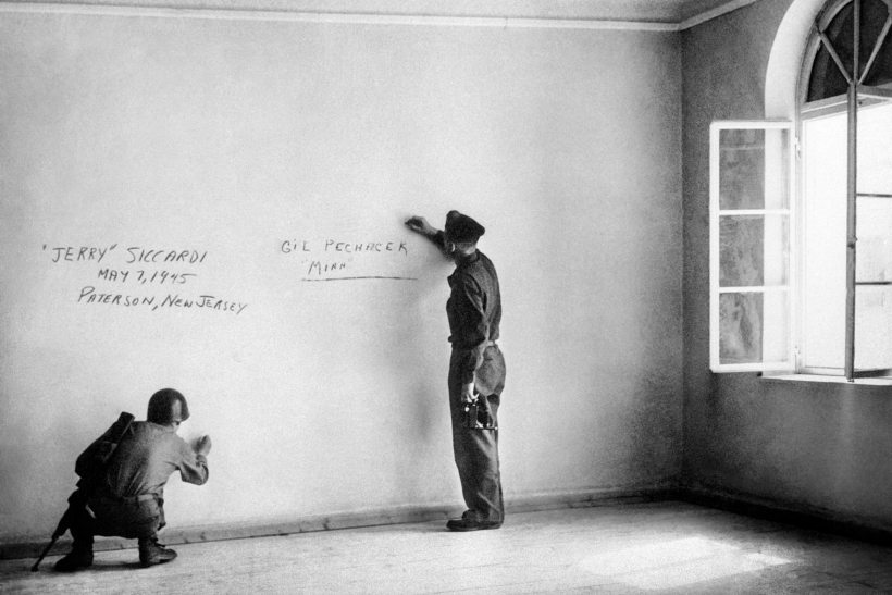 ‘Der Chef ist tot’. Sí, pero ¿dónde? 1 Dos soldados estadounidenses escriben grafitis sobre la pared de la habitación donde nació Adolf Hitler