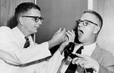 El doctor Harry L. Williams deposita chorros LSD desde una jeringa dentro de la boca de Carl Curt Pfeiffer