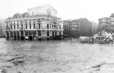 Las calles de Bilbao en las inundaciones de 1983. Foto: Archivo Histórico BBVA.