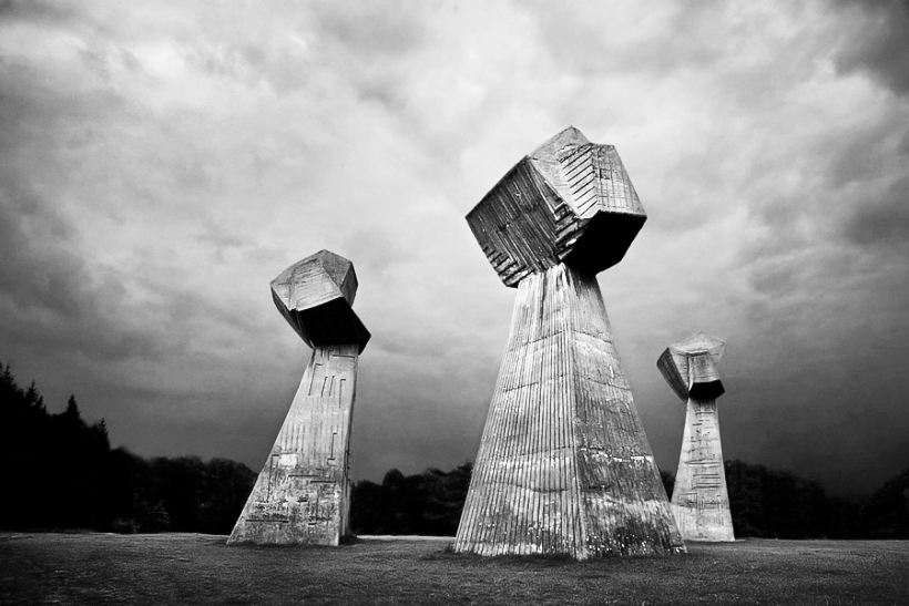 Spomenik Los tres puños (Nis, Serbia) Foto Mikica Andrejic CC