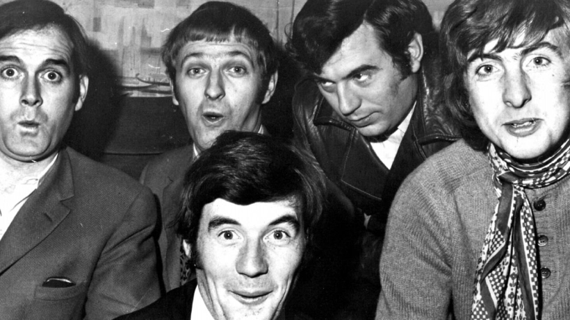 La troupe comica Python el ano 1969 jot down news