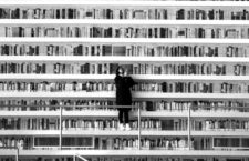 Una mujer en la biblioteca Tianjin Binhai en Tianjin, China, 2017. Fotografía: Fred Dufour / Getty.