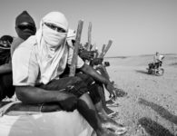 Varios jóvenes se disponen a internarse en el desierto del Sahara cerca de Agadez, Níger, 2016. Fotografía: Scott Peterson / Getty.