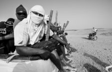 Varios jóvenes se disponen a internarse en el desierto del Sahara cerca de Agadez, Níger, 2016. Fotografía: Scott Peterson / Getty.