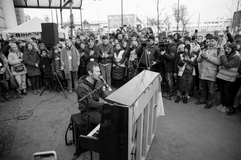 Svyatoslav Vakarchuk, músico ucraniano, en un concierto en la calle. Foto Cordon Press.