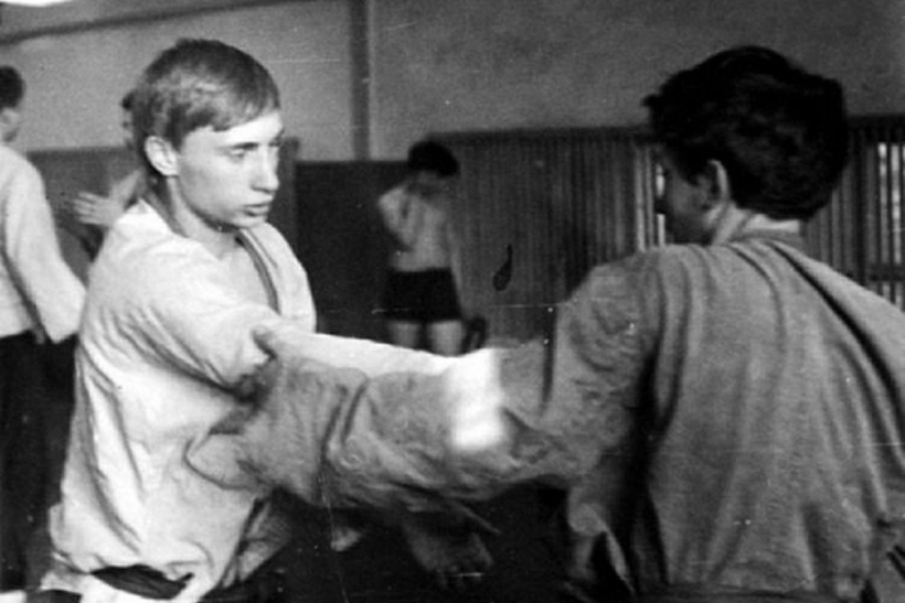 Vladímir Putin, practicando judo alrededor de 1970. Foto Cordon Press.