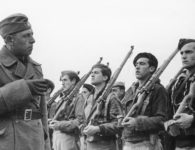 Cadetes españoles del bando sublevado recibiendo instrucción por un oficial alemán de la Legión Cóndor. (DP)