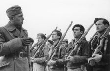 Cadetes españoles del bando sublevado recibiendo instrucción por un oficial alemán de la Legión Cóndor. (DP)