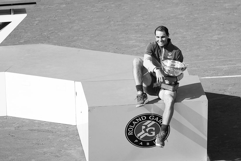 Rafa Nadal con el trofeo de Roland Garros de 2022. Foto: Cordon Press.