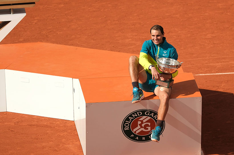 Rafa Nadal con el trofeo de Roland Garros de 2022. Foto: Cordon Press.