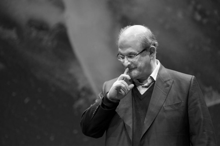 Contra las previsiones, Salman Rushdie cumplió 75 años el 19 de junio. Él y su literatura siguen vigentes. Su condena a muerte también.
Nunca fue tan evidente como hoy.

https://www.jotdown.es/2022/08/en-defensa-de-salman-rushdie/