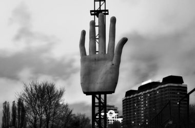 Mano gigante en el Muzeon Art Park, Moscú. Foto Mikhail Kryshen (CC)