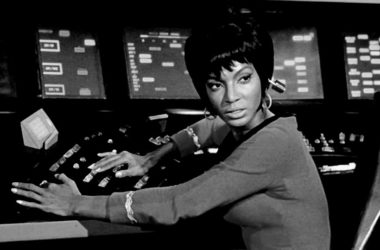 Nichelle Nichols como la teniente Uhura en Star Trek. jot down news