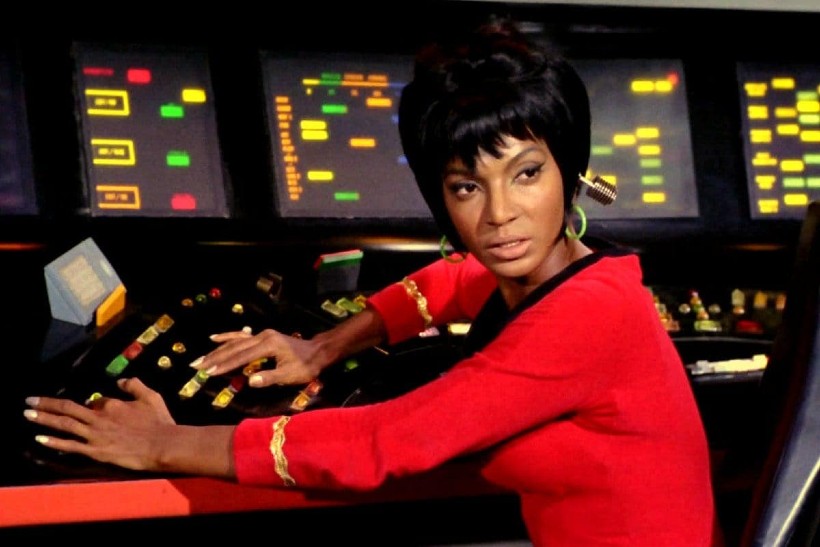 Nichelle Nichols como la teniente Uhura en Star Trek. jot down news