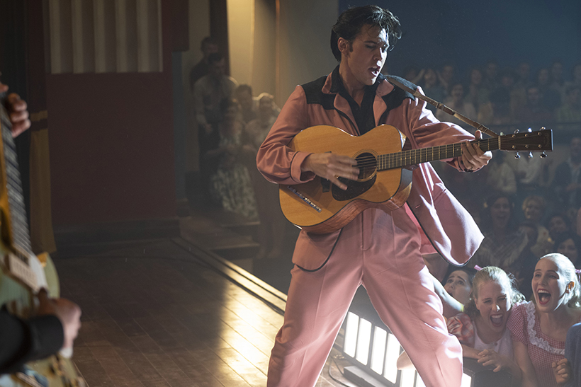 Elvis Enterprises: actores que han interpretado al Rey 1 Austin Butler con Elvis Presley en Elvis (2022) Imagen Warner Bros.