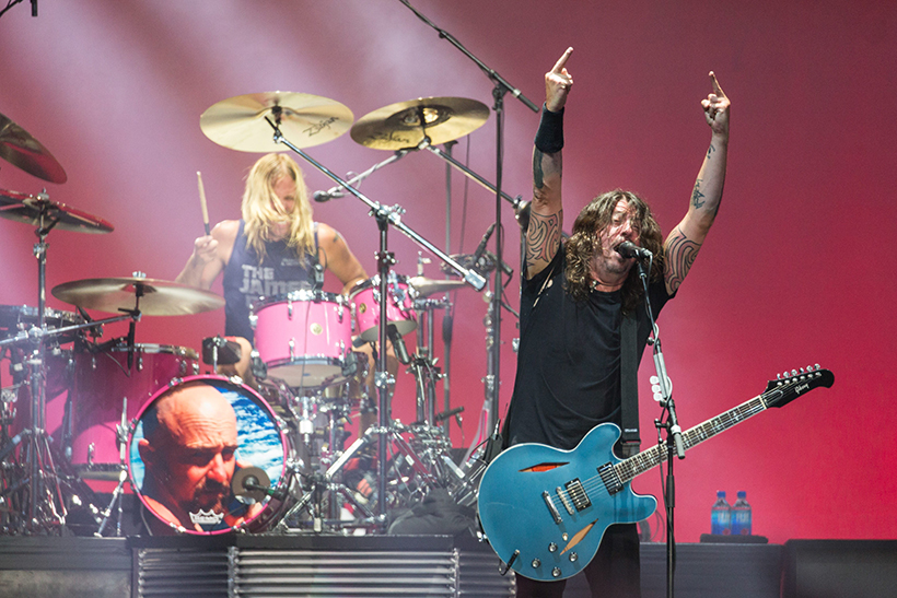 Dave Grohl con el recientemente homenajeado Taylor Hawkins, fallecido hace unos meses. Foto Cordon Press. Jot Down News