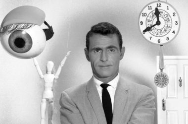 Rod Serling en The Twilight Zone. Imagen CBS. dimensión desconocida